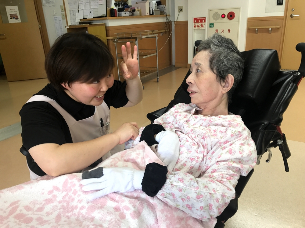 名古屋市北区でお年寄りの介護をする女性